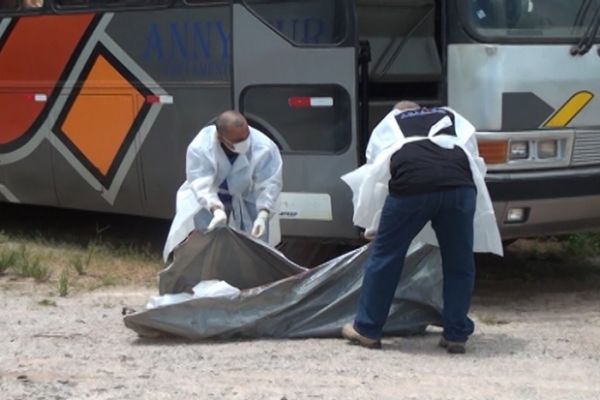 Corpo de idoso  achado em nibus abandonado s margens de rodovia