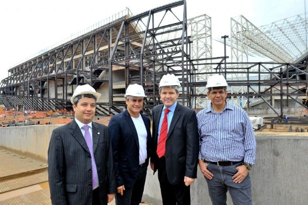 Deputados federais Pop Freitas (PRB-BA) e Valadares Filho (PSB-PE) com Silval Barbosa e Maurcio Guimares, da Secopa, na Arena do Pantanal, na manh desta segunda-feira (30/09)