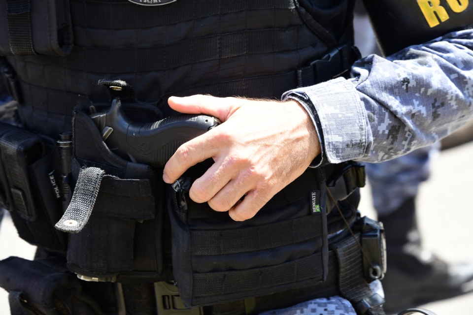 Seis refns so resgatados aps troca de tiros entre PMs e bandidos com toucas ninja