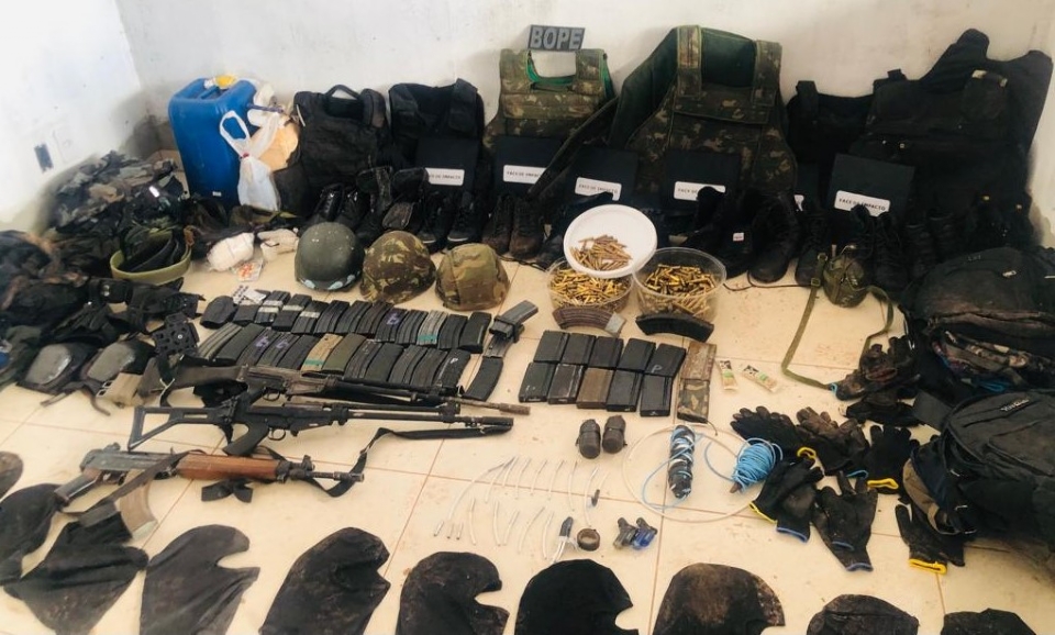 Parte das armas, munies e outros equipamentos apreendidos presos durante a operao