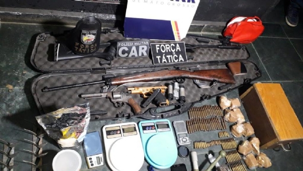 ​Famlia membro de organizao criminosa  presa com arsenal de armas e munies