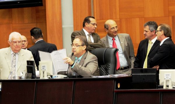 Oposio coleta assinaturas para criar CPI da Trimec na Assembleia e espera atingir Silval  Barbosa