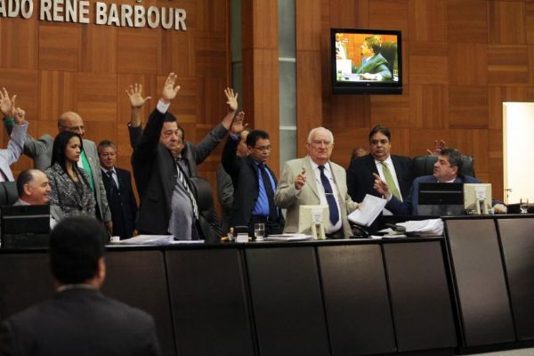 Deputados no chegam a consenso, Emanuel pede vistas e Assembleia entra em recesso branco sem votar LDO