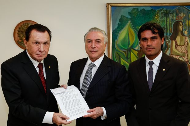 Carlos Bezerra entregou em mos ao presidente Michel Temer a proposta de auditagem na dvida pblica