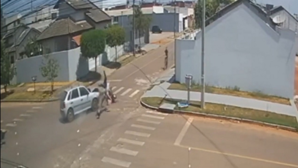 Mulher  arremessada aps ter motocicleta atingida por carro em cruzamento; veja vdeo