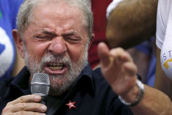 Lula fica irritado ao ser perguntado sobre pedalinhos