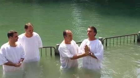 Durante votao de impeachment, Bolsonaro era batizado em Israel