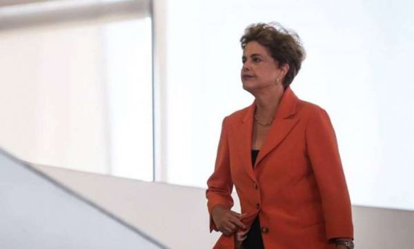 Temer ter de se ajoelhar para Cunha, diz Dilma