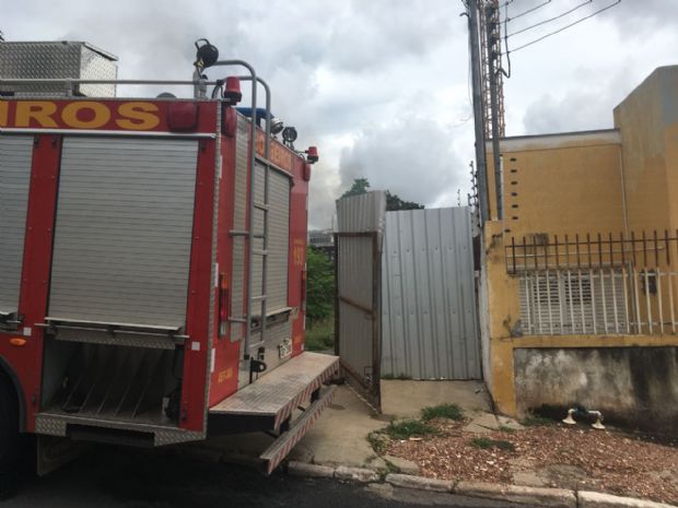 Incndio prximo a escola assusta moradores e mobiliza Bombeiros;  fotos e vdeos 