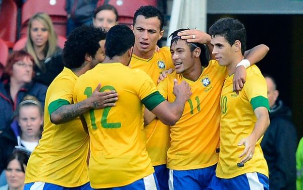 Neymar e companheiros vibram aps gol sobre a Gr-Bretanha, em Middlesbrough