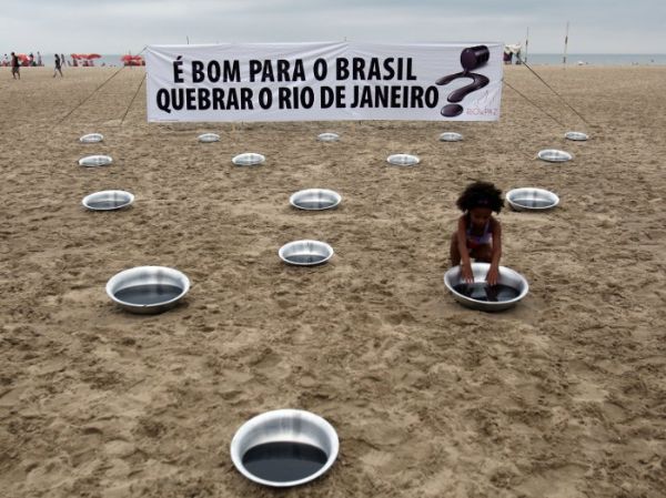 Bacias com tinta preta so espalhadas pela praia de Copacabana em ato de defesa dos royalties