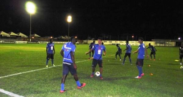 Jogadores do Bahia treinando no Dutrinha nesta segunda-feira  noite