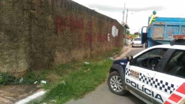 Dois so presos aps ameaar mulher e pichar casa com sigla de faco criminosa