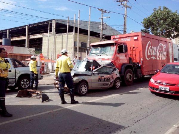 Engavetamento entre caminhes e Fiat Uno deixa quatro feridos na Miguel Sutil