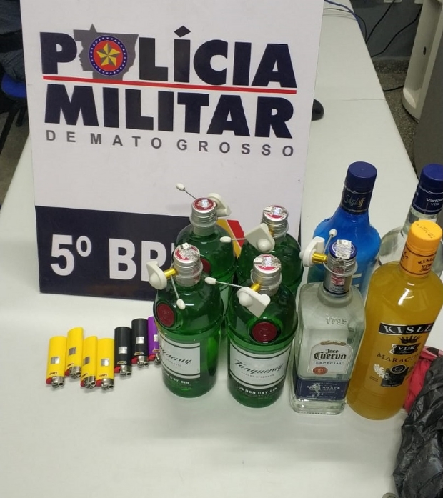 Homem faz buraco na parede de supermercado para furtar garrafas de gin e tequila, mas  preso