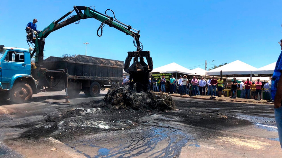 Tratores tiram barreiras feitas por bolsonaristas para fechar trechos da BR-163 em MT