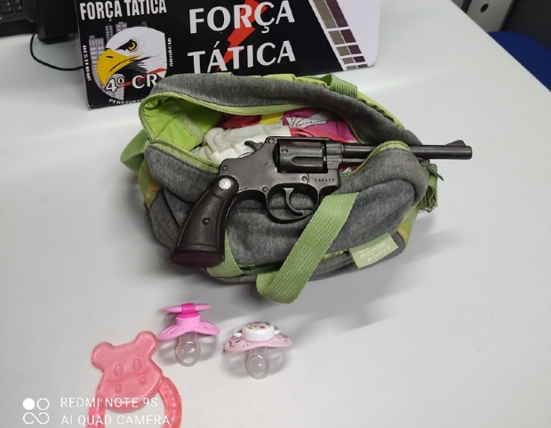 Me esconde arma que seria usada em roubo na bolsa infantil do filho; trs so presos