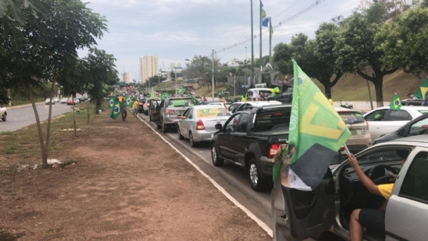Apoiadores de Bolsonaro faro passeata por avenidas de Cuiab no sbado