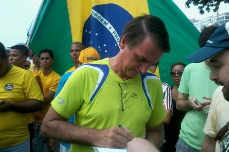 Bolsonaro  vaiado e impedido de discursar em protesto contra governo Dilma em Copacabana