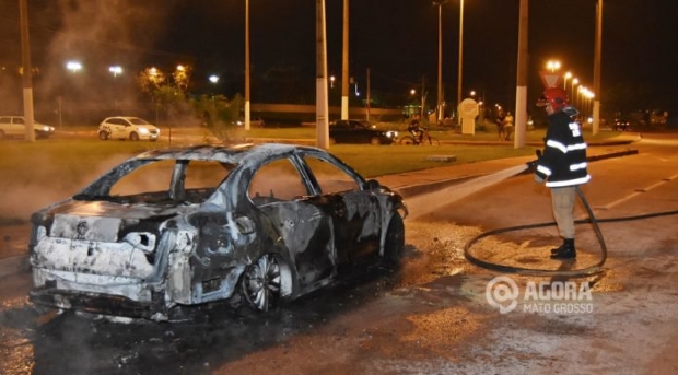 Motorista escapa de veculo de luxo que pegou fogo em avenida