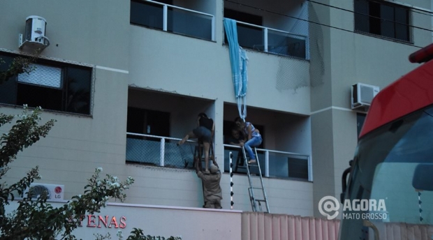 Incndio em prdio causa pnico e moradores so resgatados pela sacada