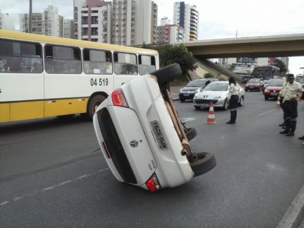 Acidentes com capotamento congestionam avenida do CPA  fotos