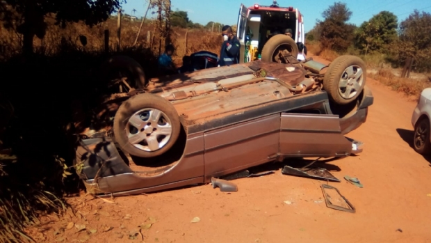 Fiat Uno capota em estrada de terra e trs ficam feridos; uma vtima  criana