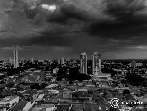 Chuva derruba rvores em cinco bairros de Cuiab; previso de mais tempestades