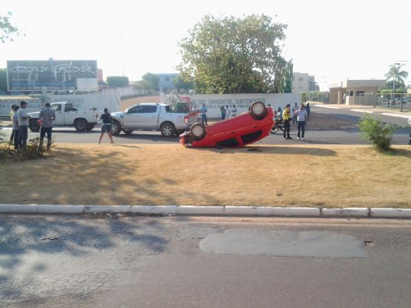 Carro capota depois de colidir com caminhonete na avenida do CPA