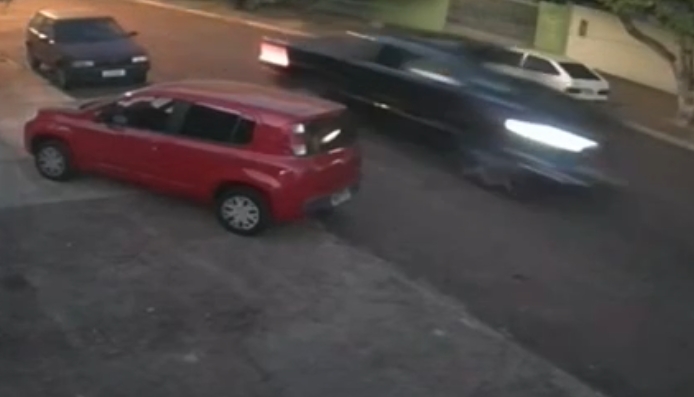 Cmera flagra motorista de Dodge Ram fugindo aps atropelar motociclista; veja vdeo