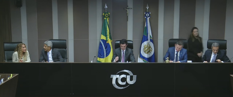 Em Braslia, Mauro assina acordo para vendas dos vages do VLT para o governo da Bahia