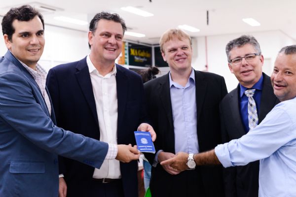 Carlos Fvaro com Misael Galvo, presidente da Associao  dos Camels, e Domingos Svio, na inaugurao