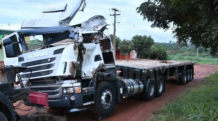 Motorista fica preso s ferragens aps tombar carreta carregada de madeira na BR-364