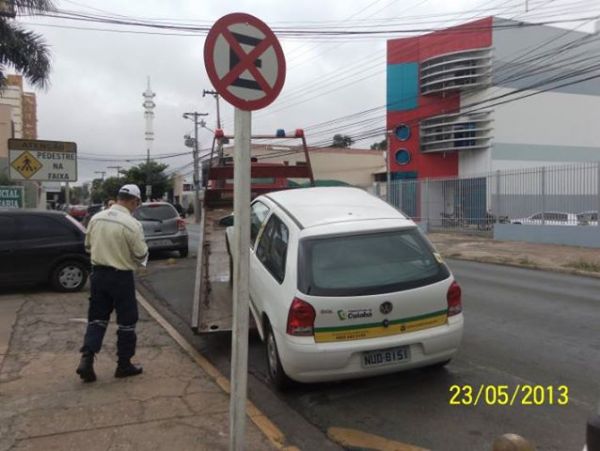 Amarelinho guincha carro da prefeitura de Cuiab; veculo estava estacionado em local proibido