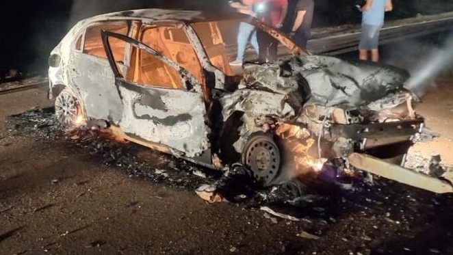 Gol pega fogo na BR-163 em acidente que deixou cinco pessoas feridas