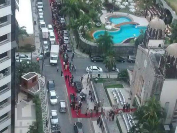 Noivos ocupam rua de Fortaleza com tapete vermelho entre igreja e buffet