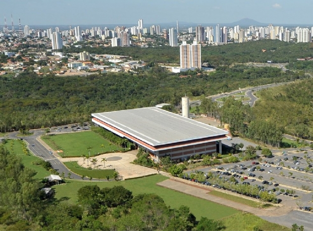 Encapuzados, criminosos invadem Centro de Eventos do Pantanal e roubam armas de seguranas