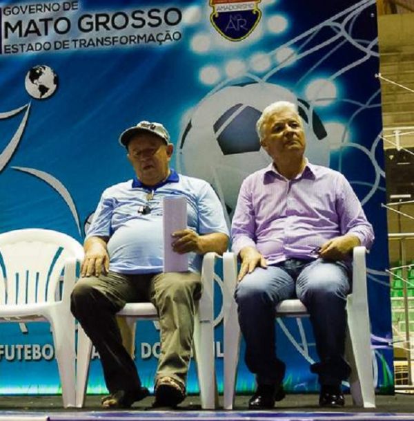 Cludio Kisqui (e) ao lado de Joo Carlos Oliveira, presidente da Federao de Futebol (FMF), no lanamento do Campeonato Pelado 2016