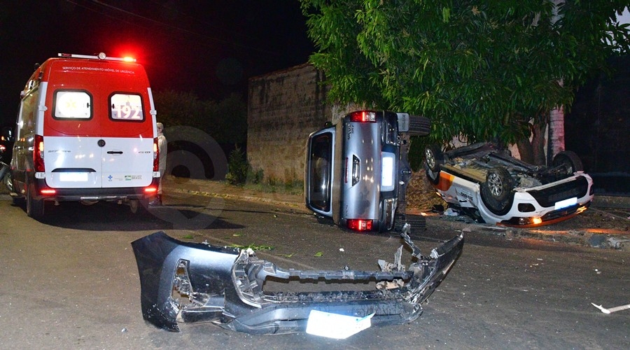 Batida entre carro e caminhonete deixa cinco pessoas feridas; duas crianas entre vtimas
