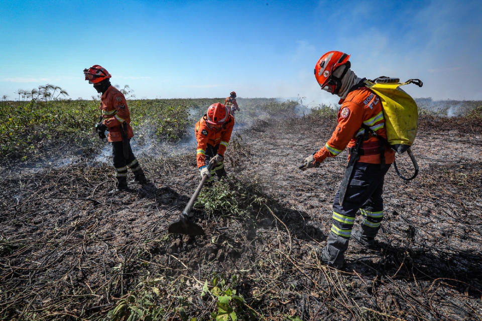 Corpo de Bombeiros extingue dois incndios e combate outros 21 em Mato Grosso