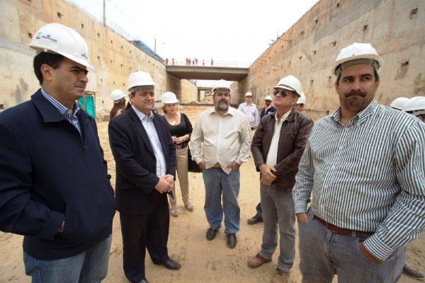 Deputados estaduais Emanuel Pinheiro e Sebastio Resende durante visita  trincheira Jurumirim-Trabalhadores: surpresa em