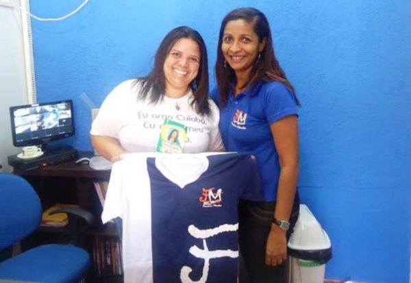 Andrea Delgado com a diretora Leliana Curvo, da Escola Estadual Ferreira Mendes: concurso  resultado da luta comunitria.