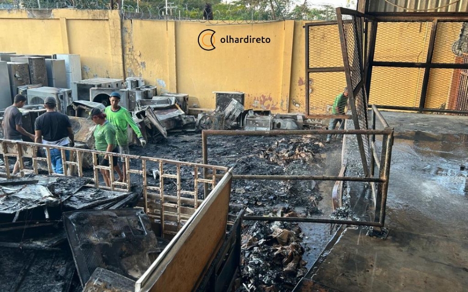 Incndio na 'S Salvados' causa susto mas atinge apenas rea de armazenamento de reciclagem; veja imagens