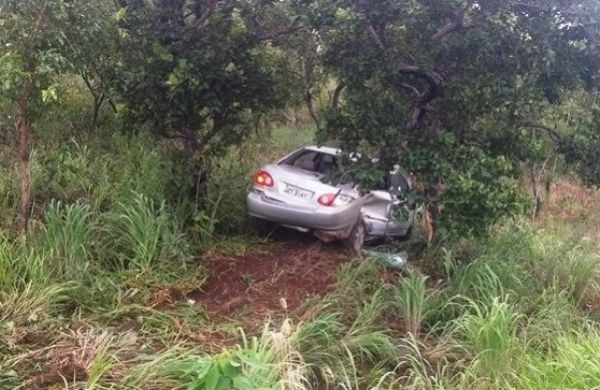 Corolla bateu em Gol, matou motociclista, acertou poste e s parou ao bater em rvore