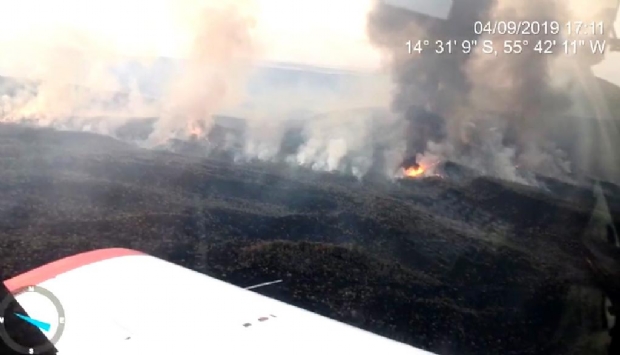 Bombeiros recebem apoio do Exrcito e Sema para combater incndio na Serra Azul