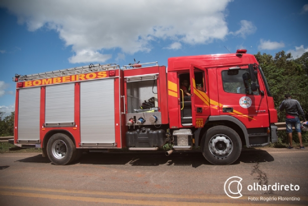 Bombeiros procuram beb que teria sido jogado em crrego pelos pais