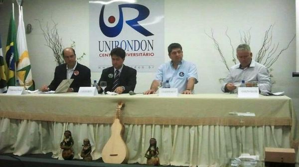 Sem Mauro Mendes, procurador Mauro e Ldio Cabral estudantes presenciam 1 debate de candidatos