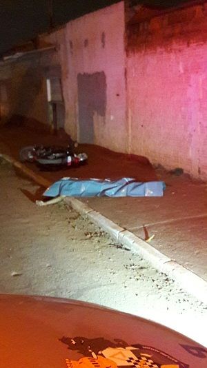 Jovem de 25 anos  assassinado  com trs tiros em frente a garagem de nibus