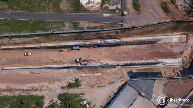 Imagens feitas por drone no mostram operrios na trincheira