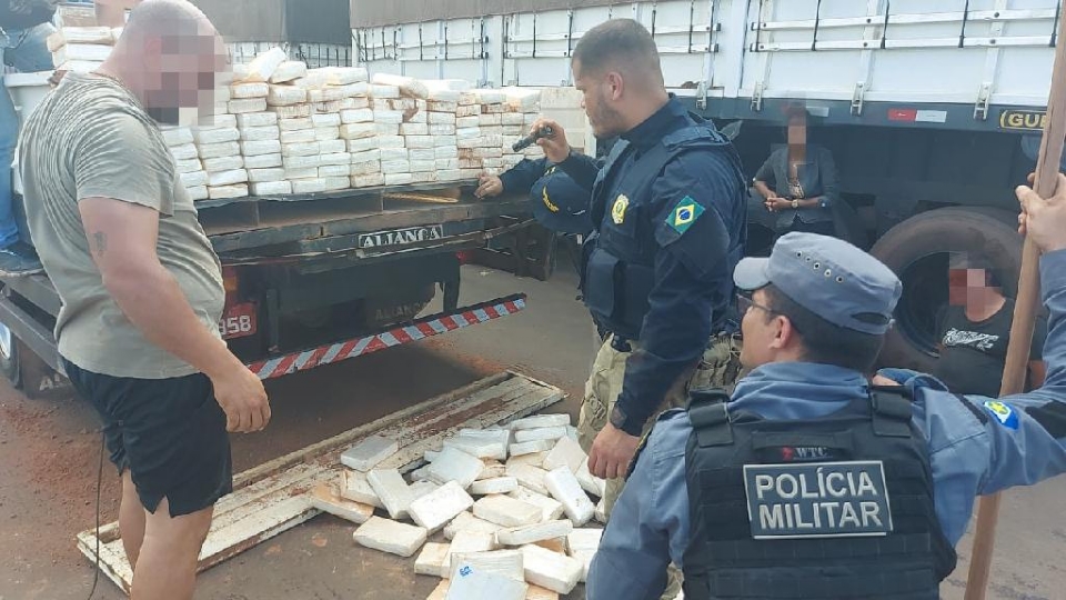 Casal  preso com cerca de 200 quilos de cocana em fundo falso de caminho